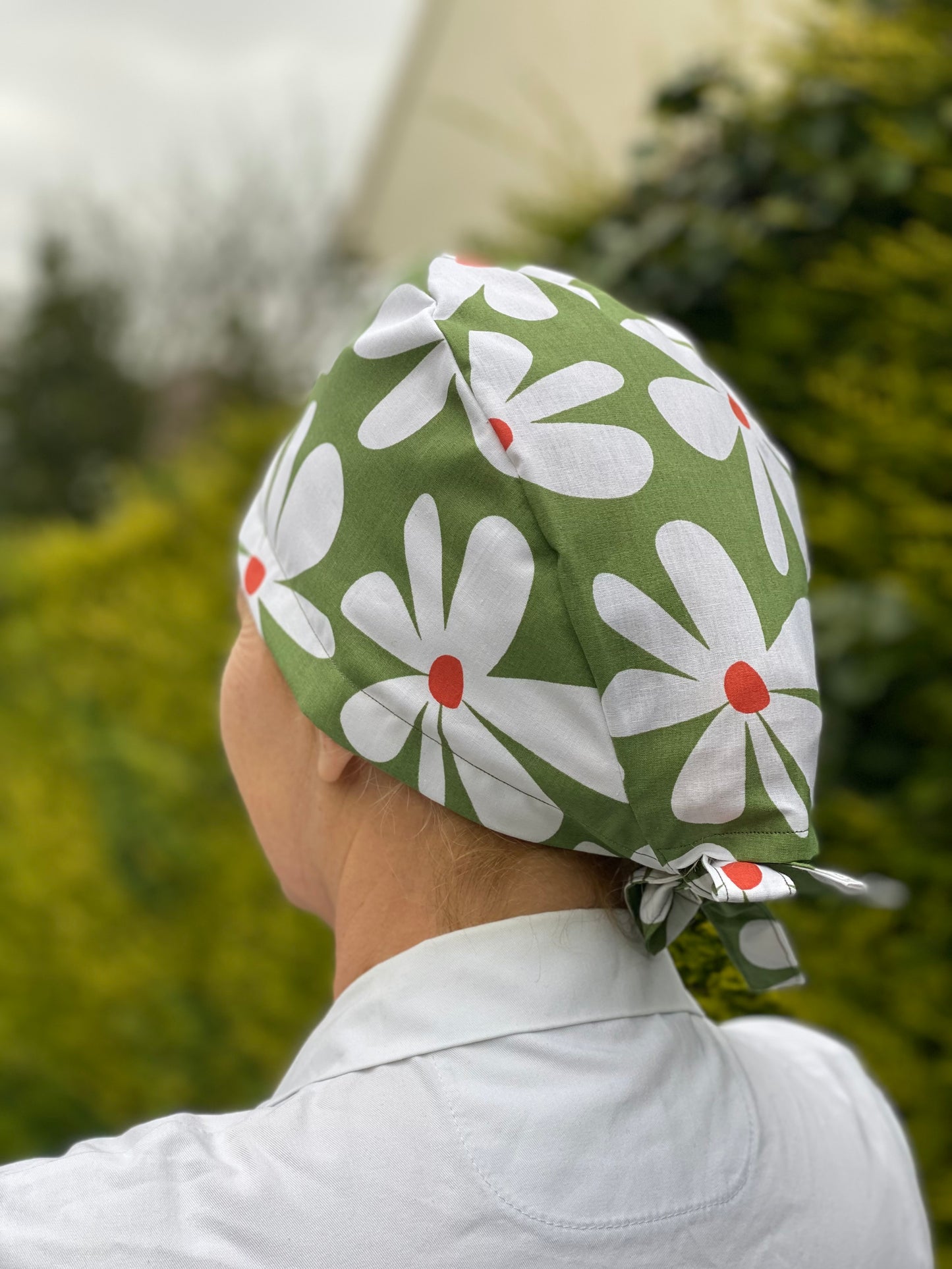Calot de bloc opératoire en tissu - fleurs vertes KLO