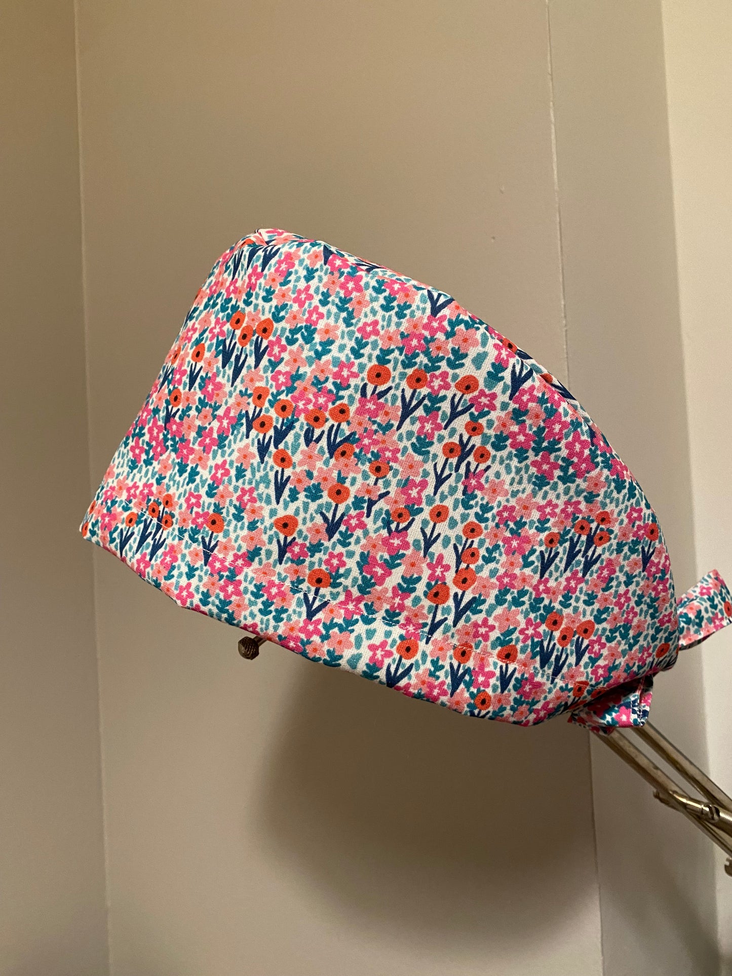Calot de bloc opératoire en tissus - bouquet de fleurs