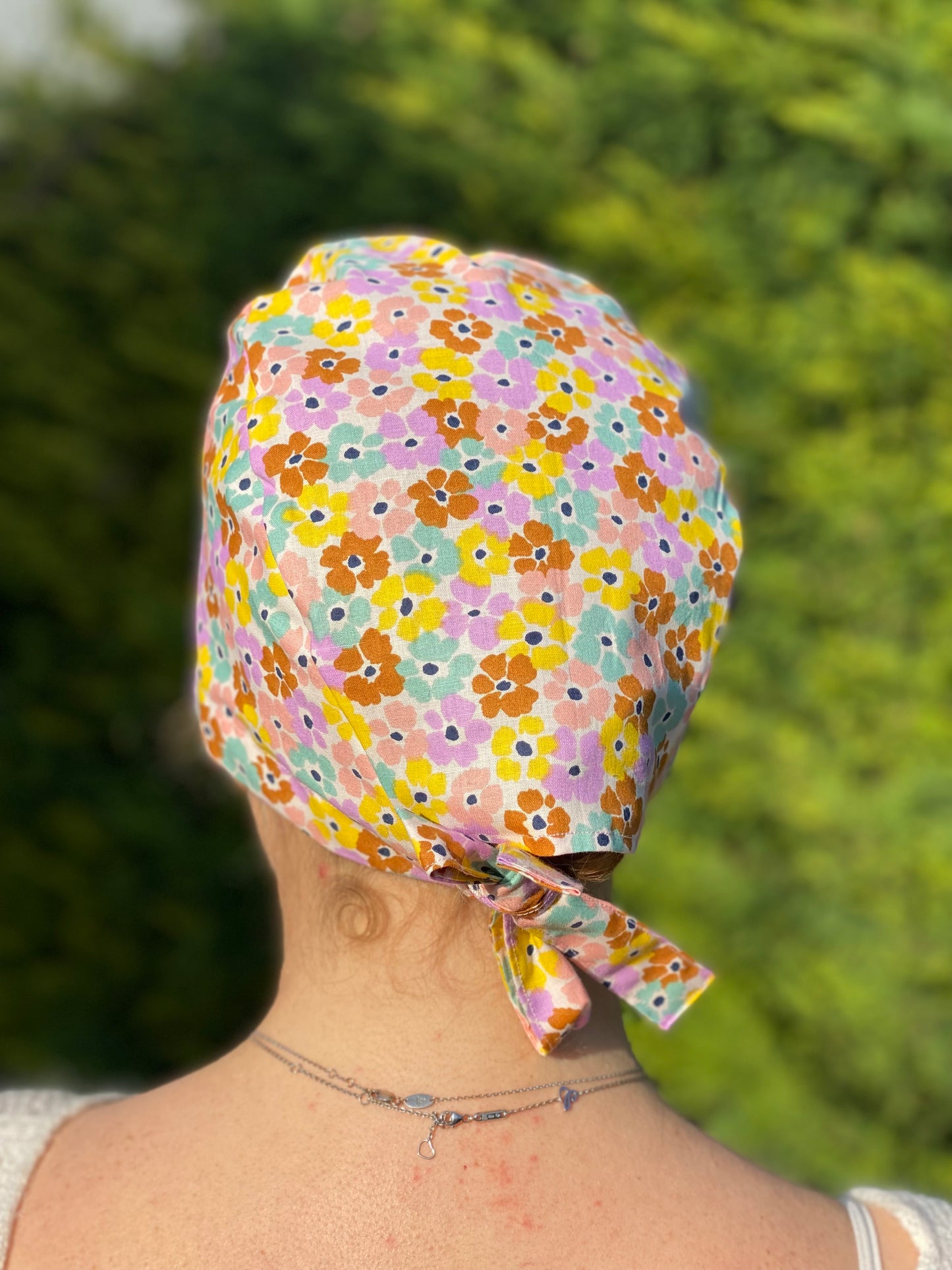 Calot de bloc opératoire en tissu fleurs pastel