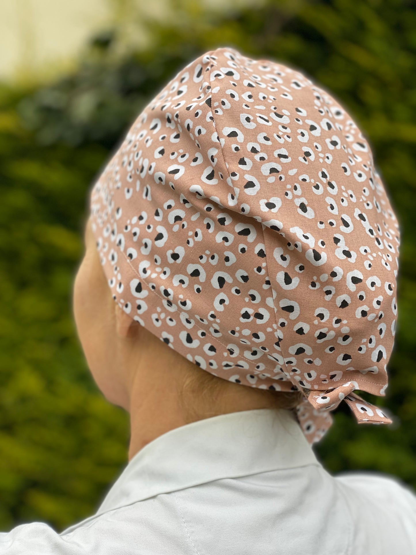 Calot de bloc opératoire en tissu - leopard beige/rose KLO