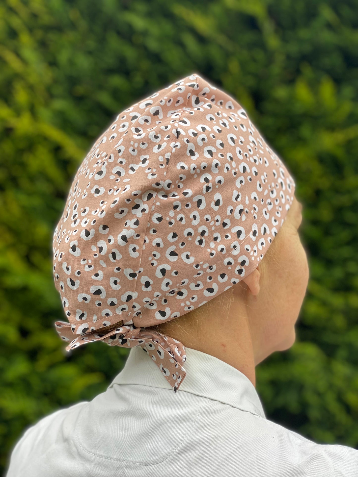 Calot de bloc opératoire en tissu - leopard beige/rose KLO