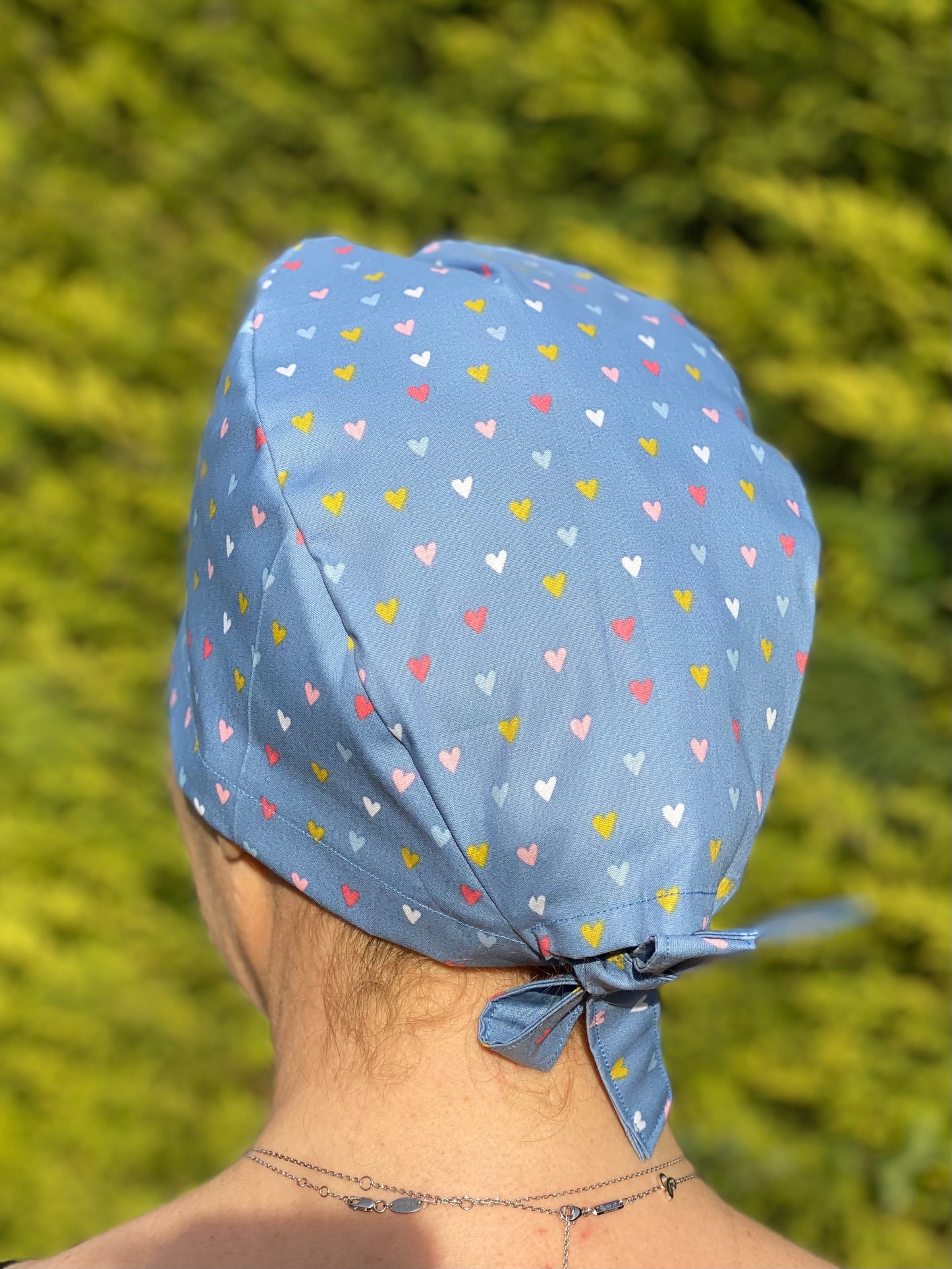 Calot de bloc opératoire en tissu - coeur fond bleu