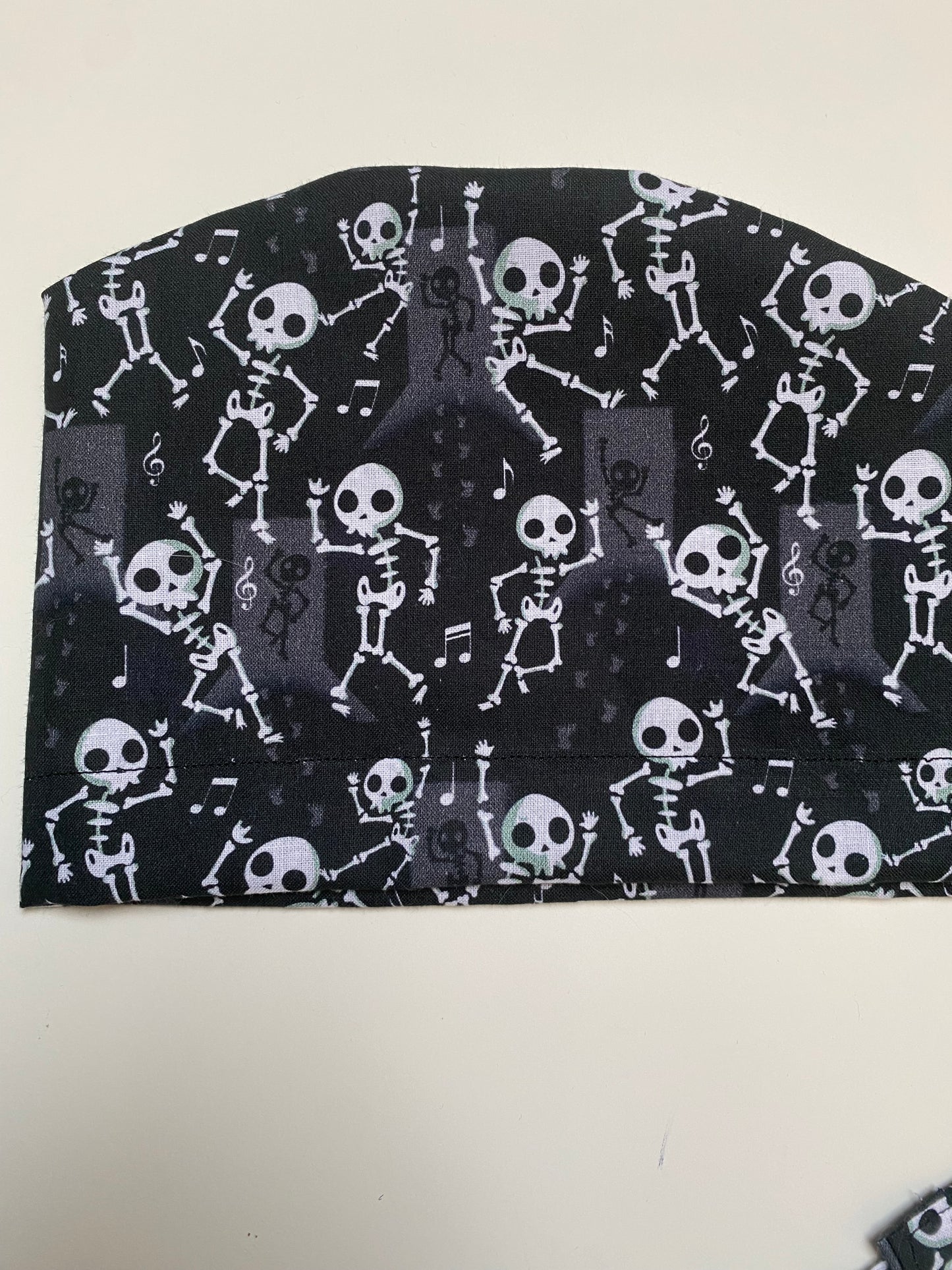 Calot de bloc opératoire en tissu - Halloween happy squelettes