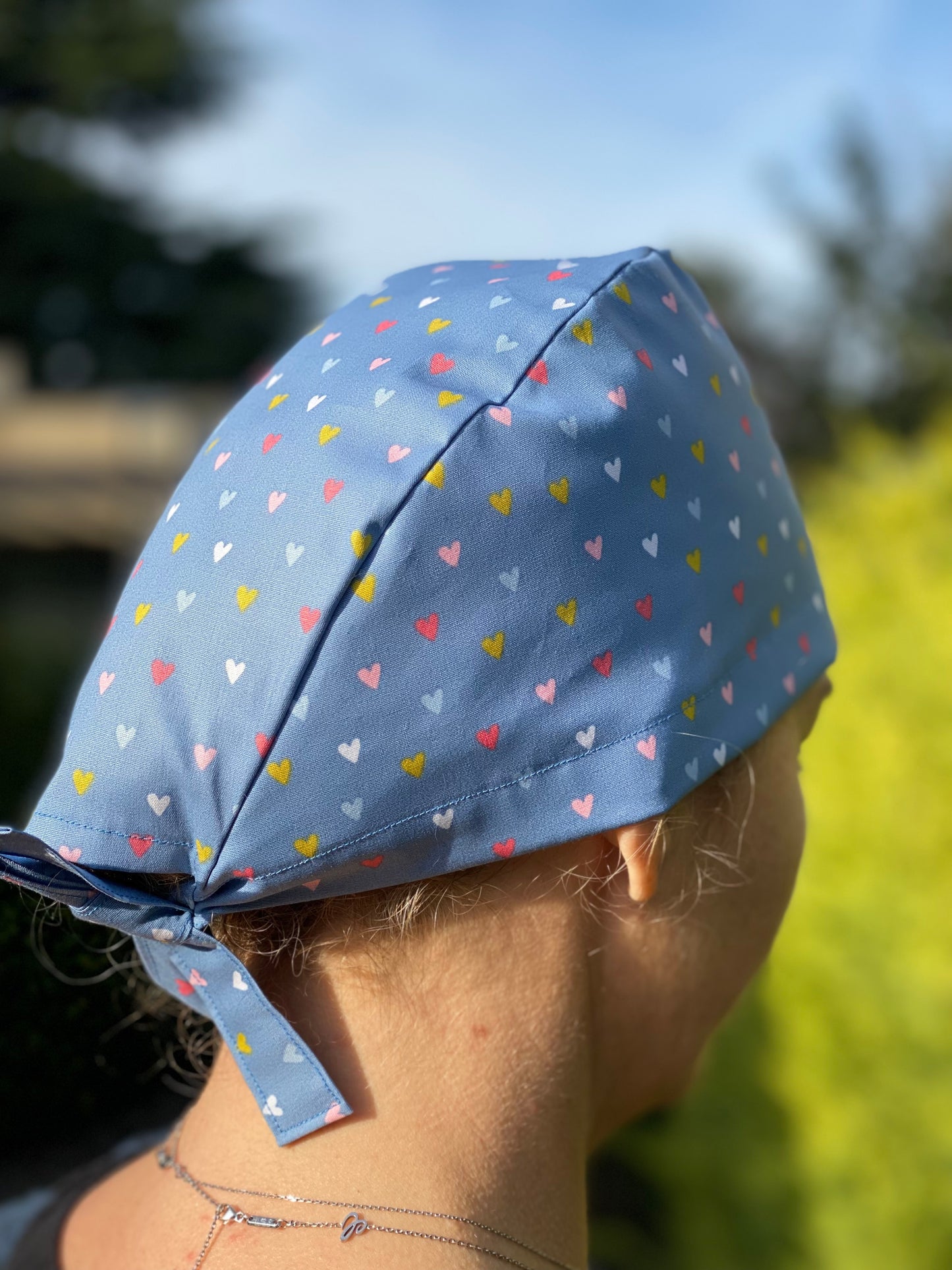 Calot de bloc opératoire en tissu - coeur fond bleu