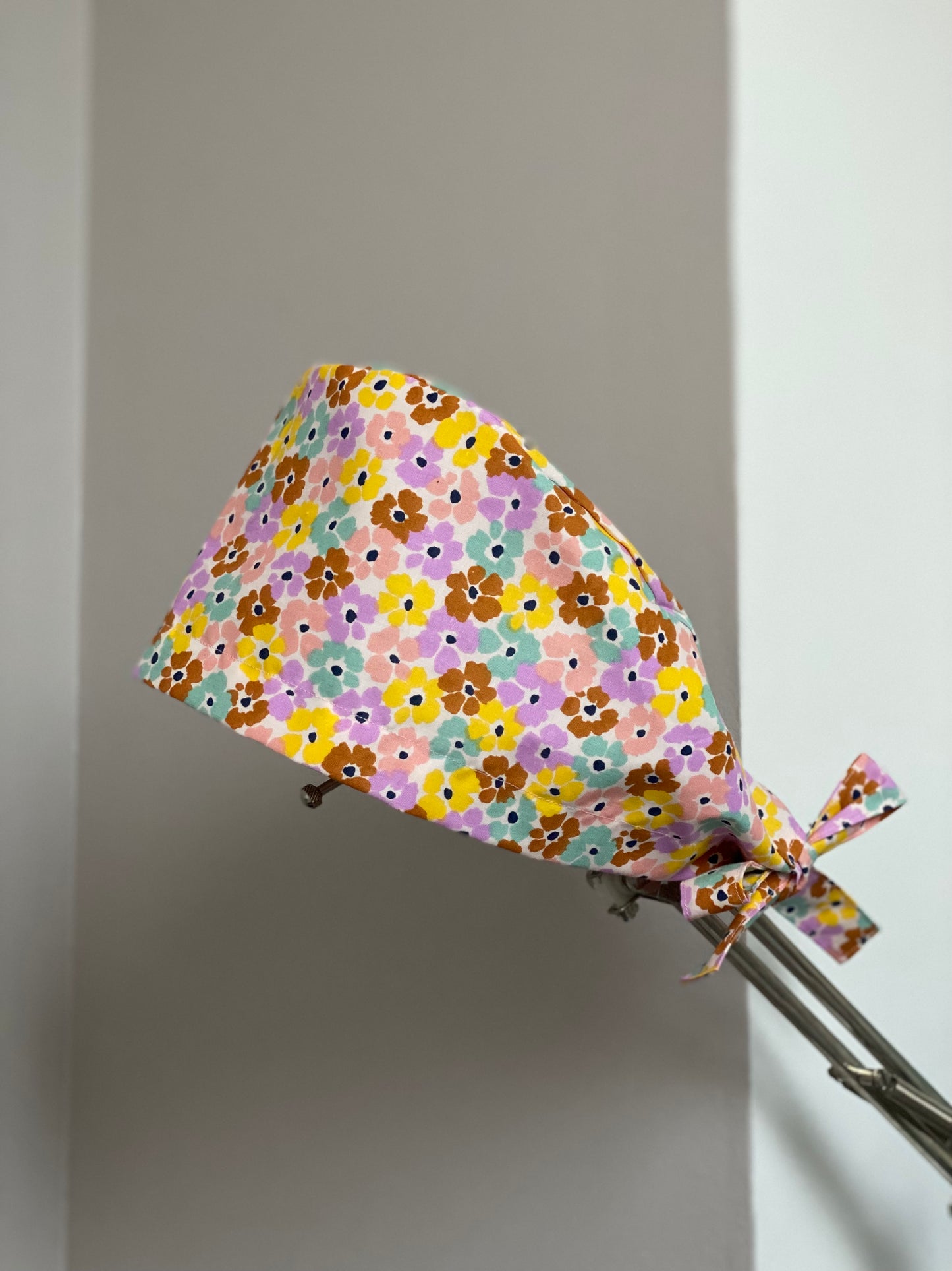 Calot de bloc opératoire en tissu fleurs pastel