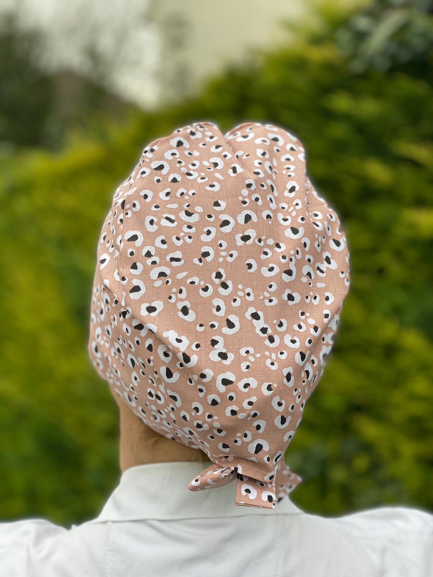 Calot de bloc opératoire en tissu - leopard beige/rose KLO