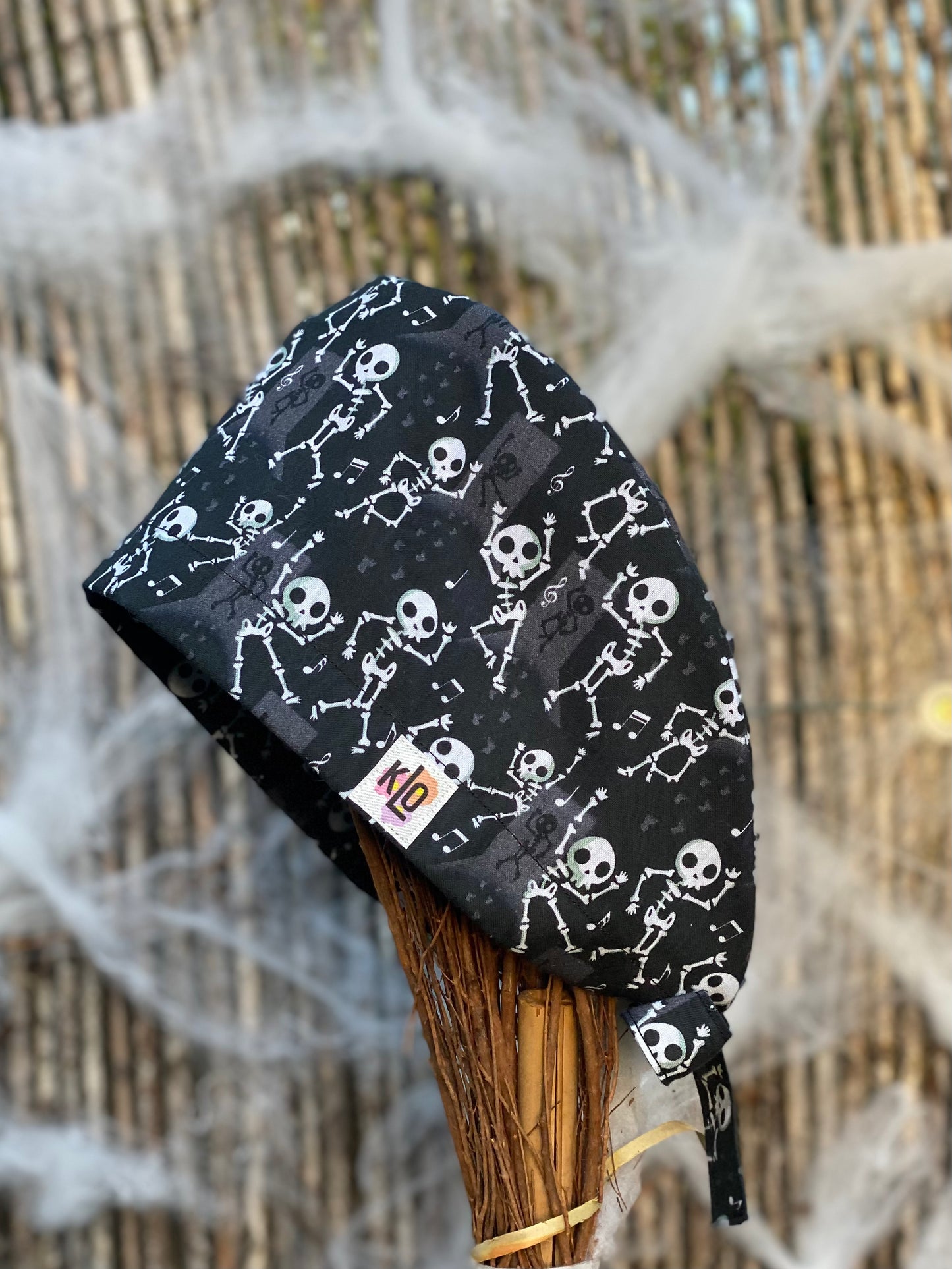 Calot de bloc opératoire en tissu - Halloween happy squelettes