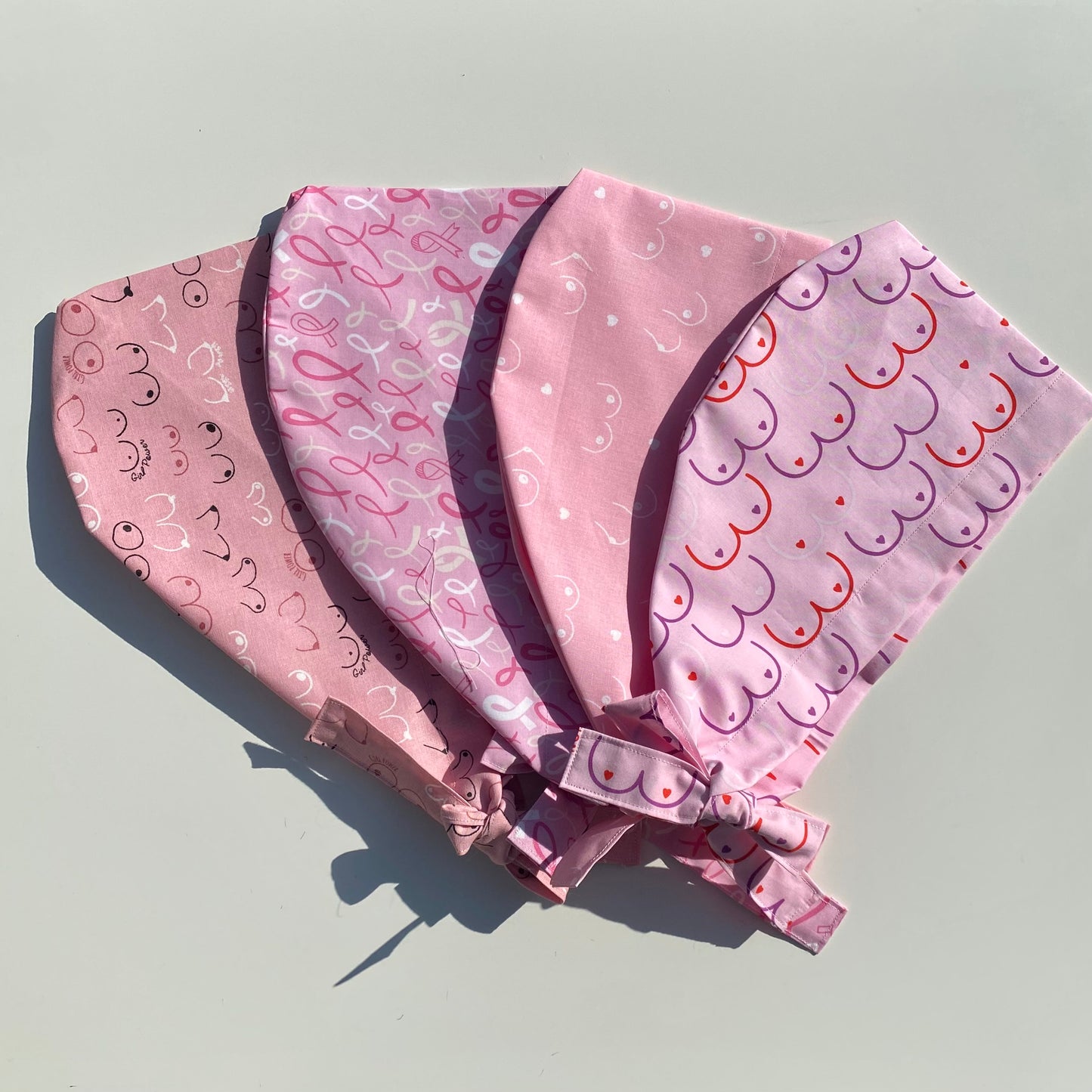 Calot de bloc opératoire en tissu - Octobre rose 3