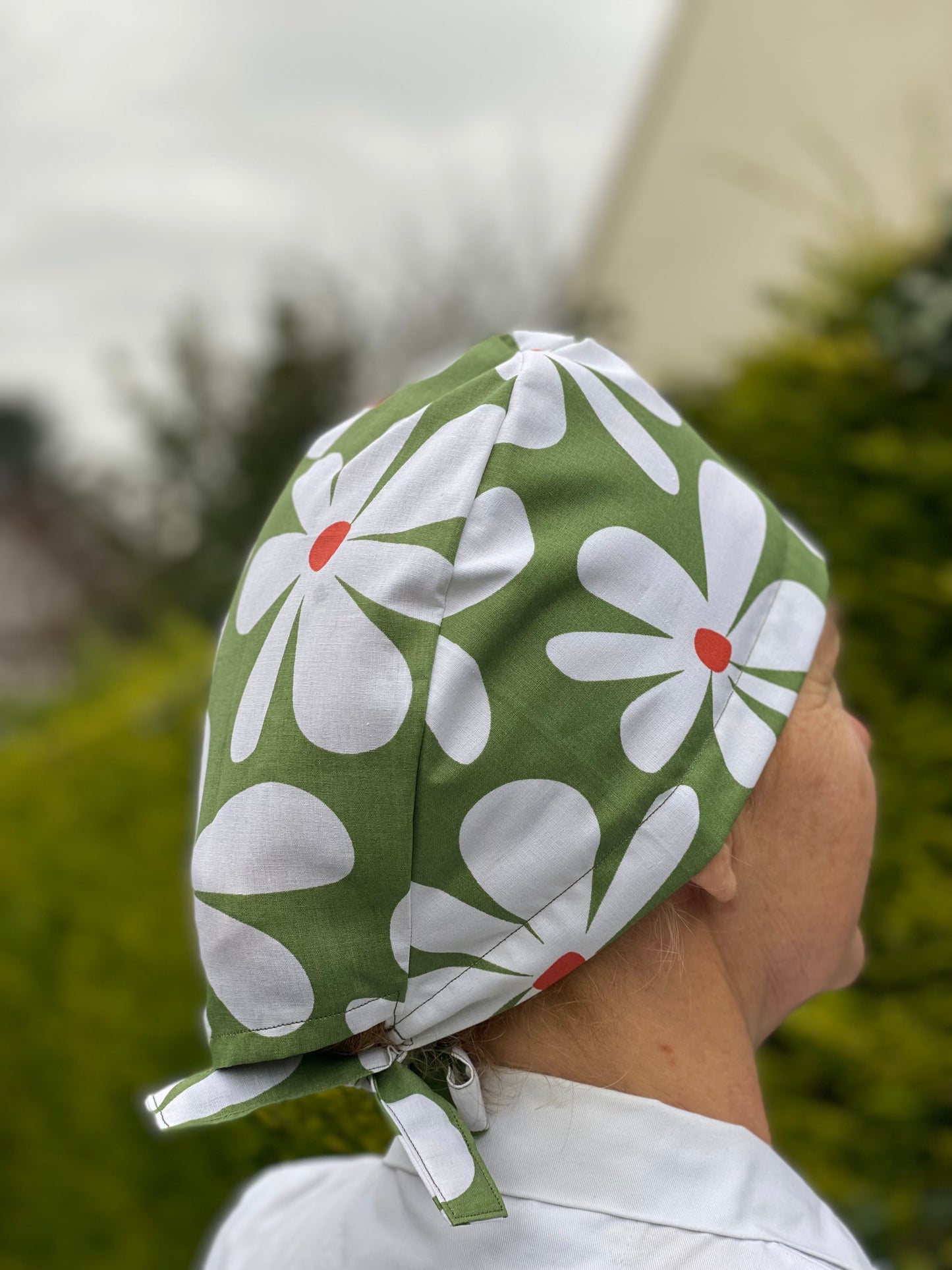 Calot de bloc opératoire en tissu - fleurs vertes KLO