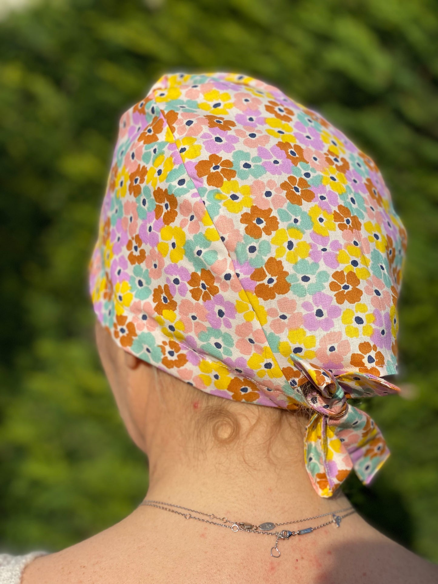 Calot de bloc opératoire en tissu fleurs pastel