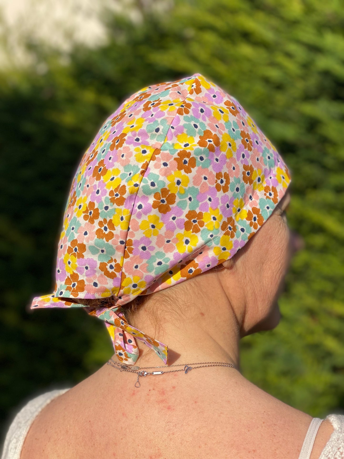 Calot de bloc opératoire en tissu fleurs pastel