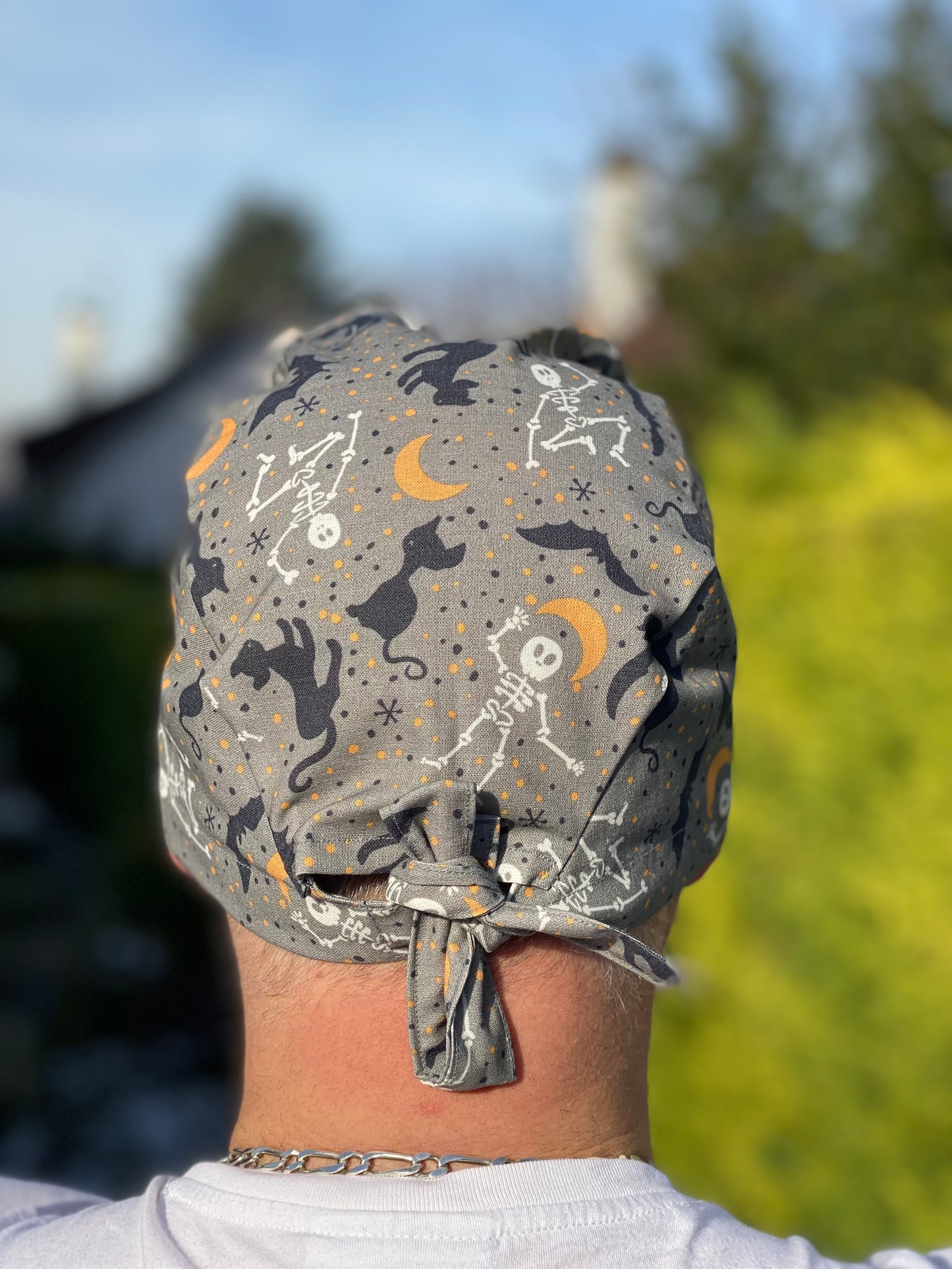 Calot de bloc opératoire en tissus - Halloween chats et squelettes